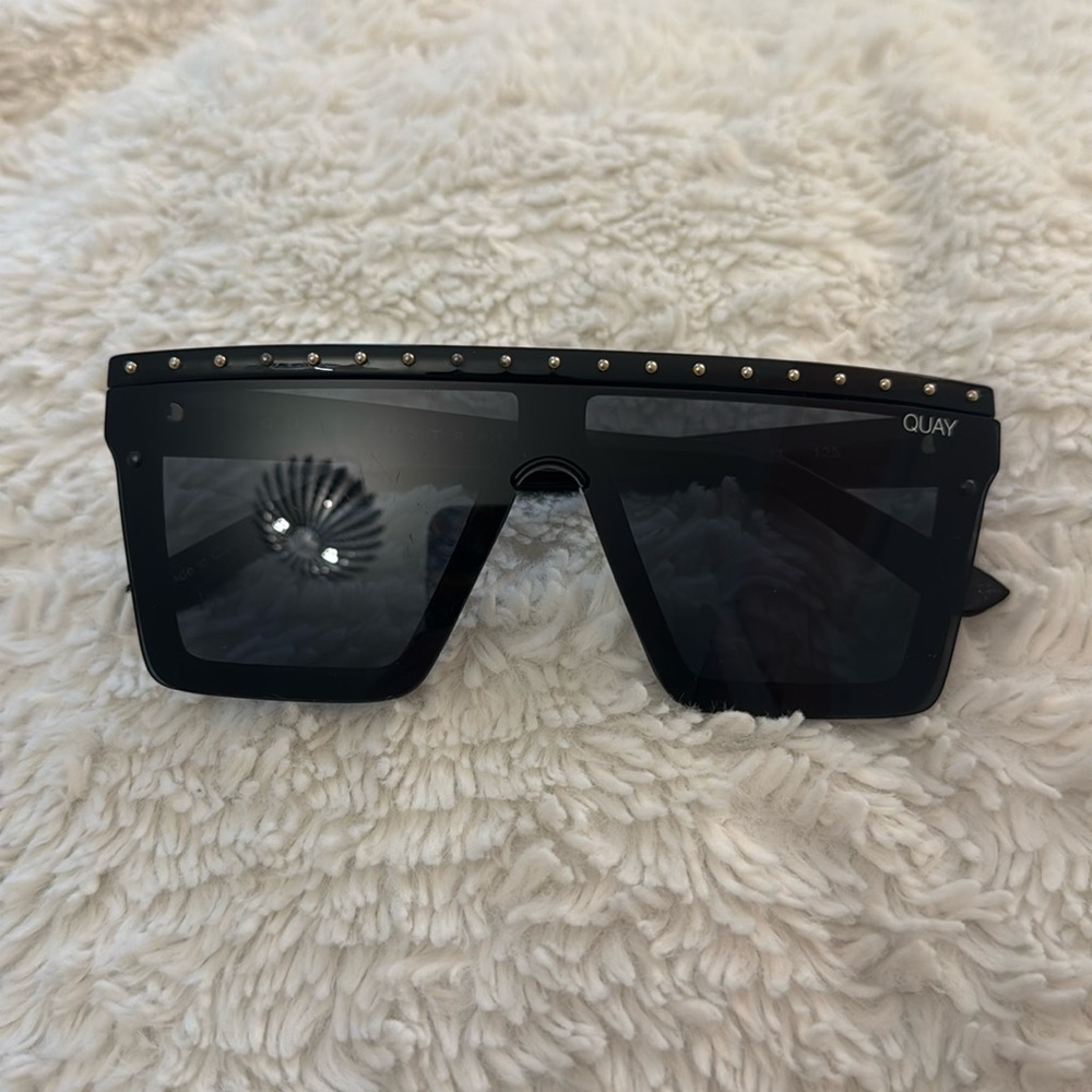 QUAY hindsight sunglassess